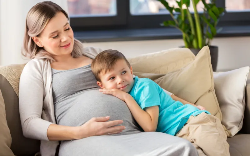 enfant et femme enceinte