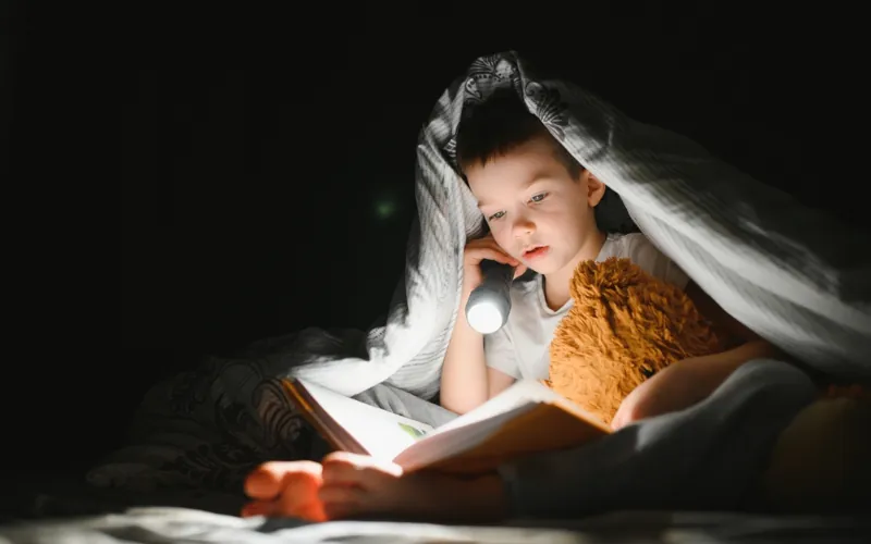 enfant lit dans son lit