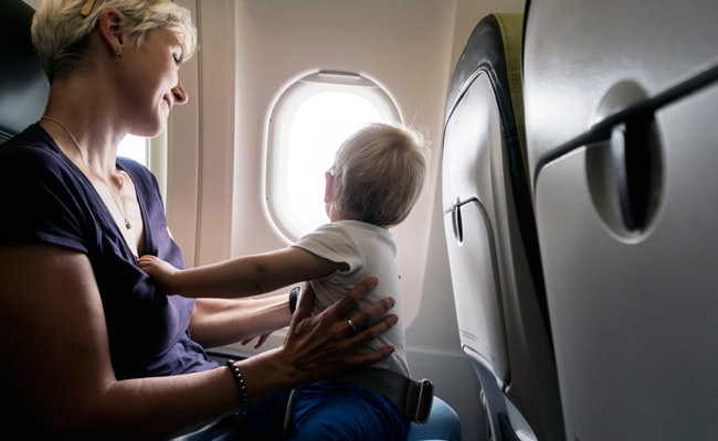≡ Prendre l'Avion avec un Enfant : Conseils Pratiques & Astuces